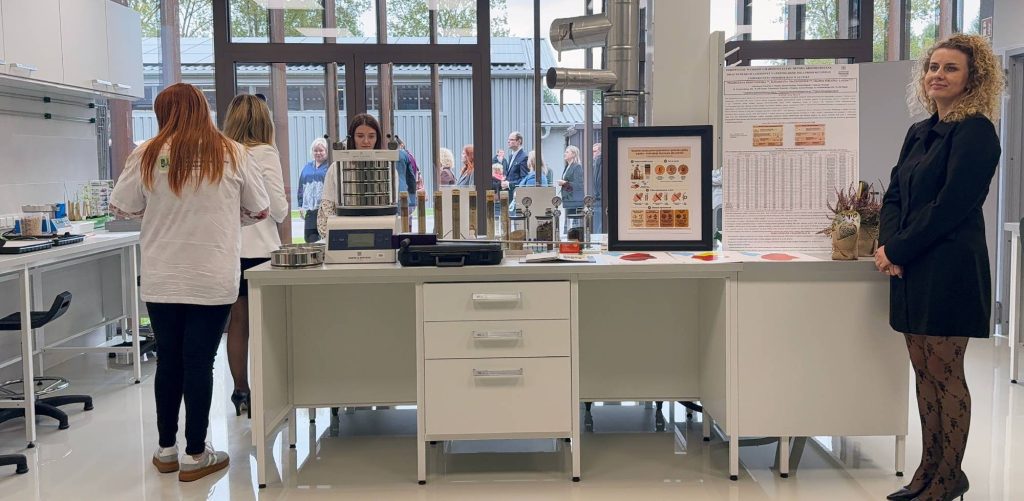 Wnętrze nowoczesnego laboratorium ze sprzętem do badań gleby i pracownikami w Stacji Badawczo-Dydaktycznej w Grzmiącej
