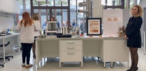 Wnętrze nowoczesnego laboratorium ze sprzętem do badań gleby i pracownikami w Stacji Badawczo-Dydaktycznej w Grzmiącej