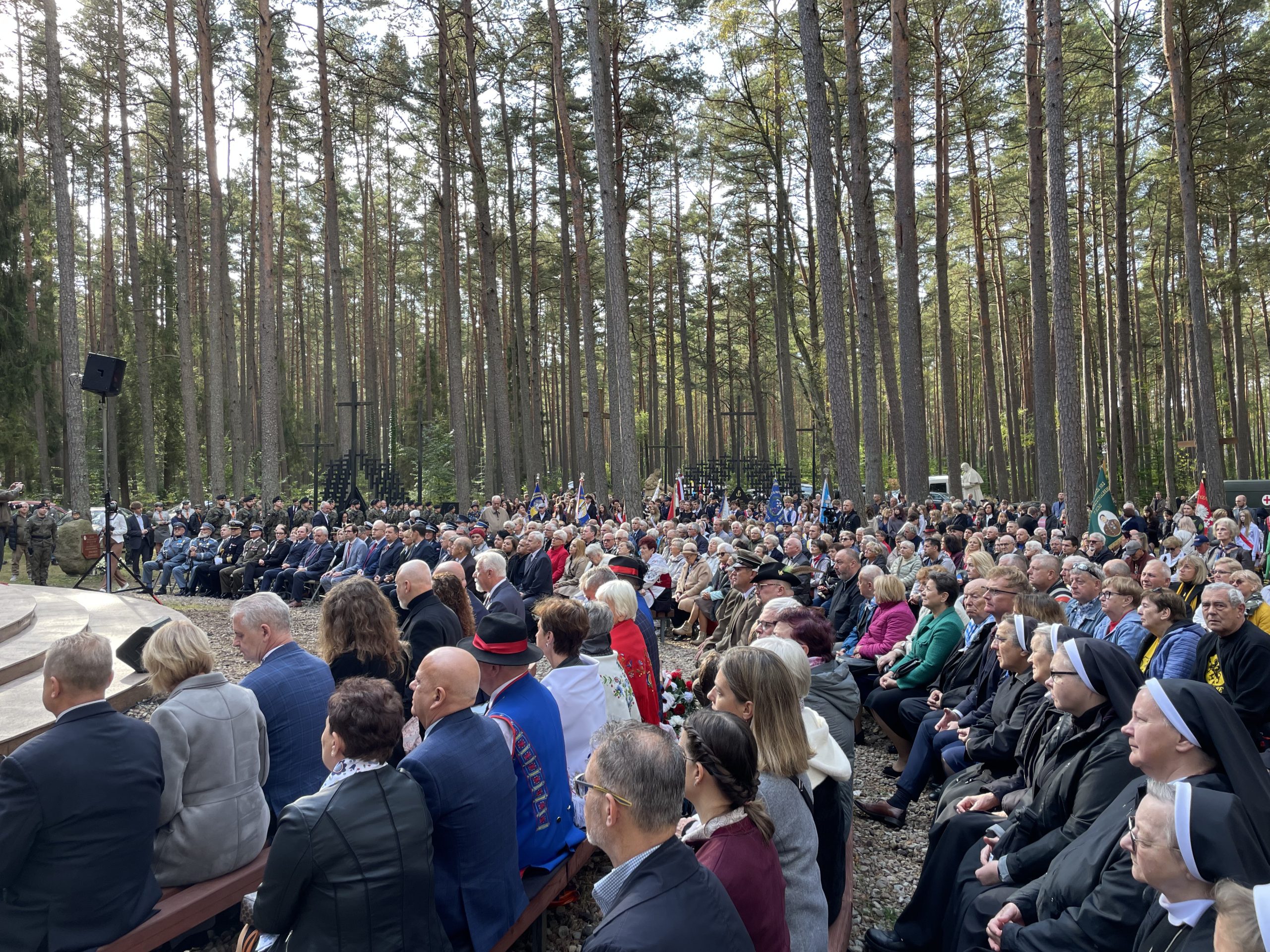 Tłumy zgromadzone na uroczystości