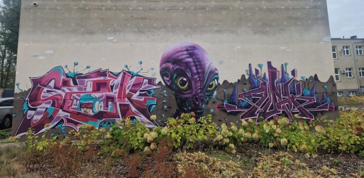 Graffiti przedstawiające fioletowego kosmitę