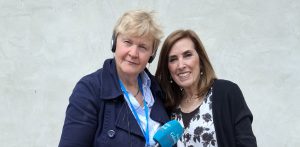 Anna Rębas i Maria Vadias stoją przed mikrofonem Radia Gdańsk