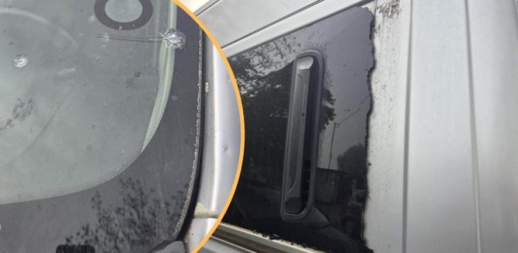 Szyba ostrzelanego busa w Skarszewach. Uszkodzenia srebrnego busa: na głównym zdjęciu wybita boczna, przyciemniana szyba, a w powiększeniu widoczne ślady po postrzałach i pęknięcia na szybie pojazdu