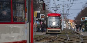 Opóźnienia spowodowała modernizacja przejazdu drogowo-torowego na styku alei Zwycięstwa i Grunwaldzkiej