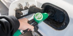 Od soboty na stacjach benzynowych obowiązują niższe ceny. To efekt wprowadzonego kolejny raz programu Ceny Paliwa Niżej. Za litr benzyny 95 płacimy dziś maksymalnie 6,73 zł, a oleju napędowego - 7,88 zł. Jutro cena benzyny będzie o 6 groszy wyższa, a oleju - o 6 gr niższa.