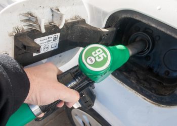 Od soboty na stacjach benzynowych obowiązują niższe ceny. To efekt wprowadzonego kolejny raz programu Ceny Paliwa Niżej. Za litr benzyny 95 płacimy dziś maksymalnie 6,73 zł, a oleju napędowego - 7,88 zł. Jutro cena benzyny będzie o 6 groszy wyższa, a oleju - o 6 gr niższa.