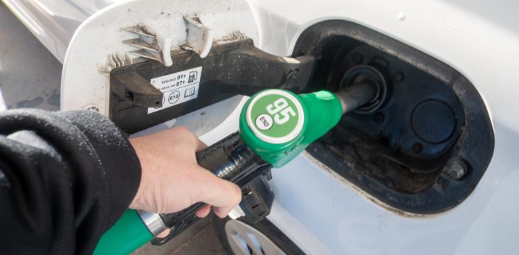Od soboty na stacjach benzynowych obowiązują niższe ceny. To efekt wprowadzonego kolejny raz programu Ceny Paliwa Niżej. Za litr benzyny 95 płacimy dziś maksymalnie 6,73 zł, a oleju napędowego - 7,88 zł. Jutro cena benzyny będzie o 6 groszy wyższa, a oleju - o 6 gr niższa.