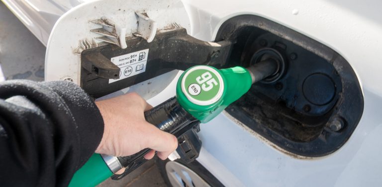 Od soboty na stacjach benzynowych obowiązują niższe ceny. To efekt wprowadzonego kolejny raz programu Ceny Paliwa Niżej. Za litr benzyny 95 płacimy dziś maksymalnie 6,73 zł, a oleju napędowego - 7,88 zł. Jutro cena benzyny będzie o 6 groszy wyższa, a oleju - o 6 gr niższa.