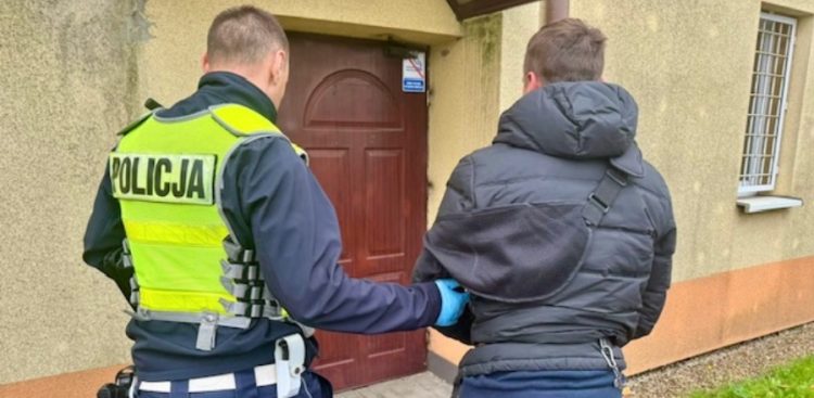 Męążczyzna w kajdankach prowadzony przez policjanta