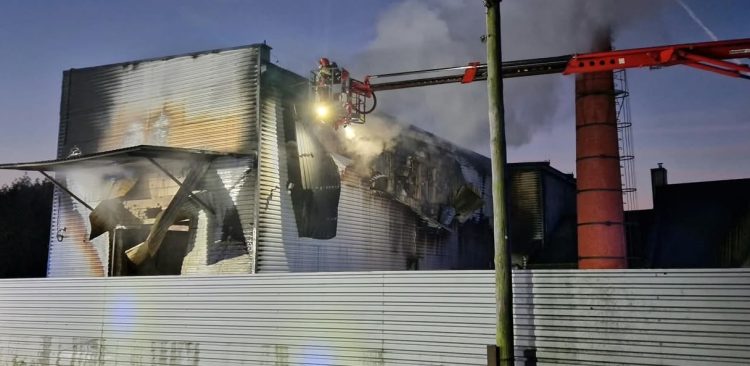 Pożar zauważono po godz. 4 rano. Na zdjęciu akcja gaśnicza