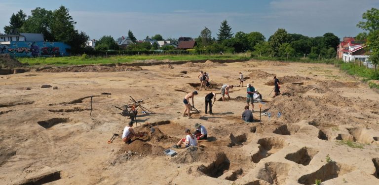 Odkryto tu ponad 300 struktur dokumentujących długą historię tego miejsca – od epoki żelaza po XIX wiek