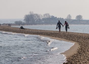 Do końca tego roku potrwa ostatni etap prac zabezpieczających Rewę przed powodzią od strony Zatoki Gdańskiej – poinformował Urząd Morski w Gdyni. Jak podano, inwestycja, która połączy funkcję ochronną z nowym deptakiem, przebiega zgodnie z harmonogramem.