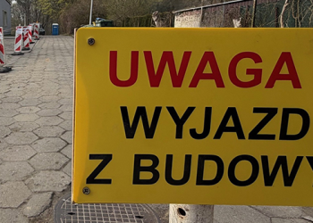 Znak ostrzegający przed wyjazdem z budowy