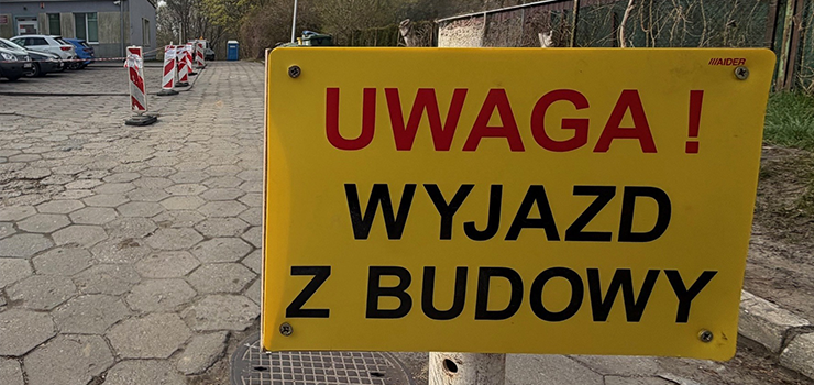 Znak ostrzegający przed wyjazdem z budowy