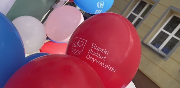 Na zdjęciu balony z napisem Słupski Budżet Obywatelski