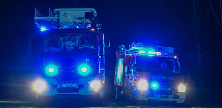 Ogień zauważono po godz. 4 rano. Na zdjęciu dwa wozy straży pożarnej