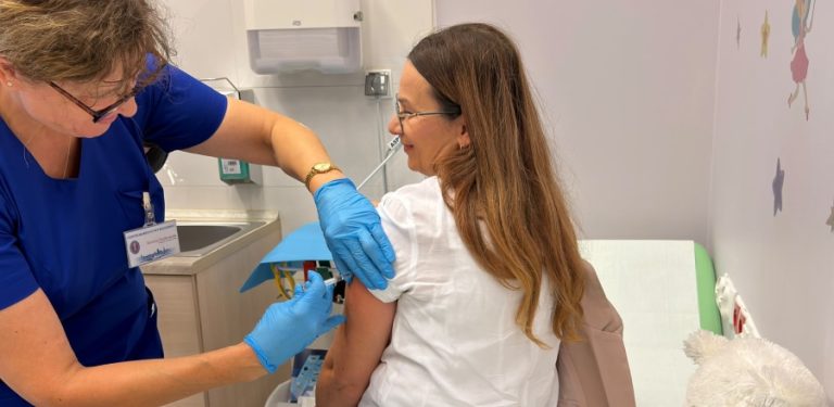 Akcja szczepień przeciw grypie i COVID-19 na Pomorzu. Podanie dawki w punkcie szczepień Gdańskiego Uniwersytetu Medycznego