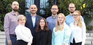 Na zdjęciu stoją w dwóch rzędach osoby zaangażowane w opracowanie nowego opakowania