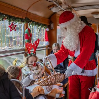 Mikołajkowy tramwaj na gdańskich torach (fot. KFP/Krzysztof Mystkowski)