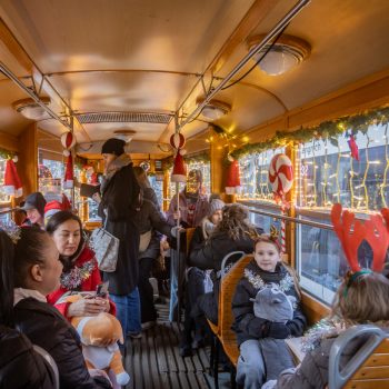 Mikołajkowy tramwaj na gdańskich torach (fot. KFP/Krzysztof Mystkowski)
