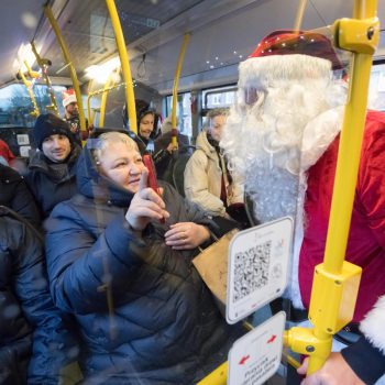 Mikołajkowy przejazd autobusem linii 124 GAiT w Gdańsku (fot. KFP/Wojciech Stróżyk)