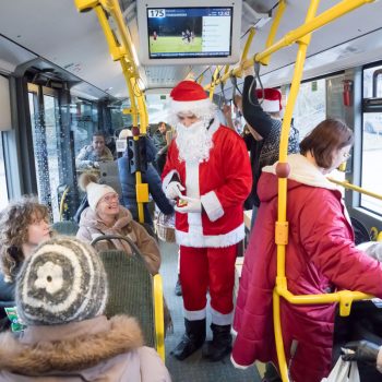 Mikołajkowy przejazd autobusem linii 175 GAiT w Gdańsku (fot. KFP/Wojciech Stróżyk)