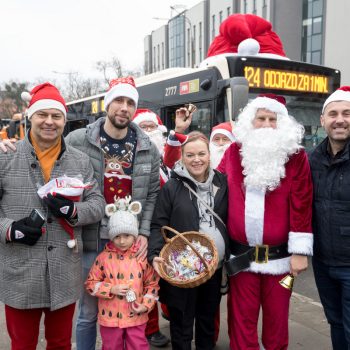 Mikołajkowy przejazd autobusem linii 124 GAiT w Gdańsku (fot. KFP/Wojciech Stróżyk)