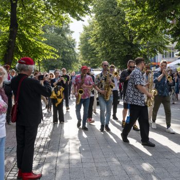 Sopot. Parada ulicą Bohaterów Monte Cassino do muszli koncertowej w ramach Sopot Jazz Festival (fot. KFP/Anna Bobrowska)